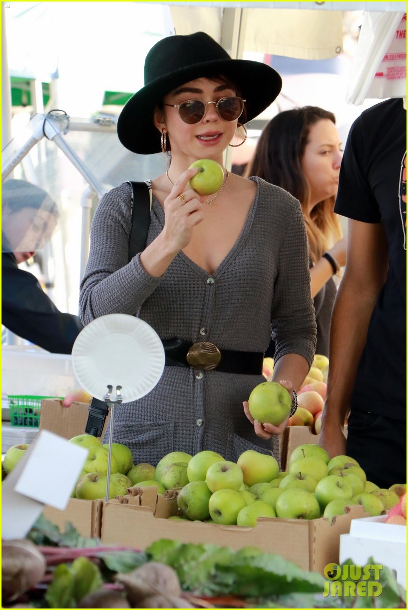 Full Sized Photo of sarah hyland wells adams farmers market 02 | Sarah