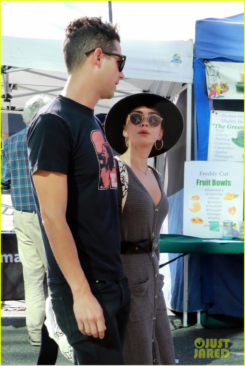 Sarah Hyland Picks Up Fresh Fruits & Veggies with Wells Adams | Photo