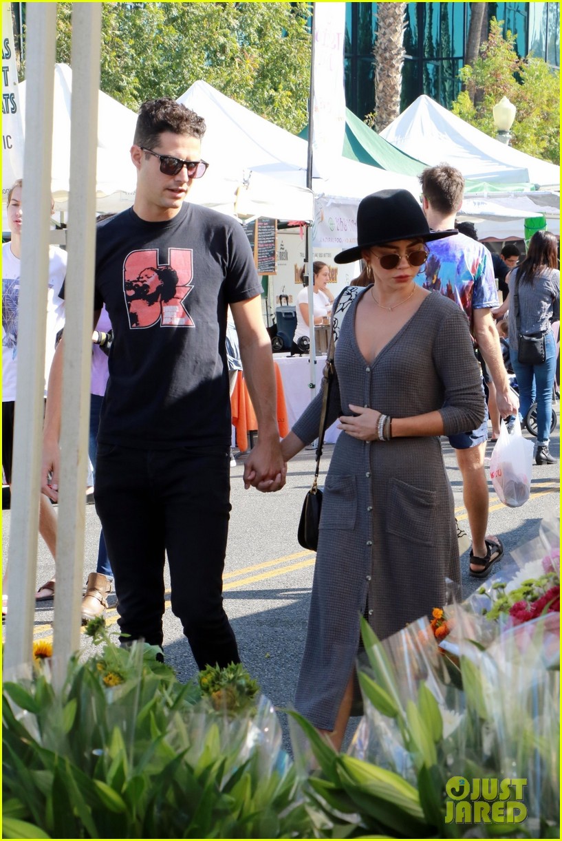 Sarah Hyland Picks Up Fresh Fruits & Veggies with Wells Adams | Photo