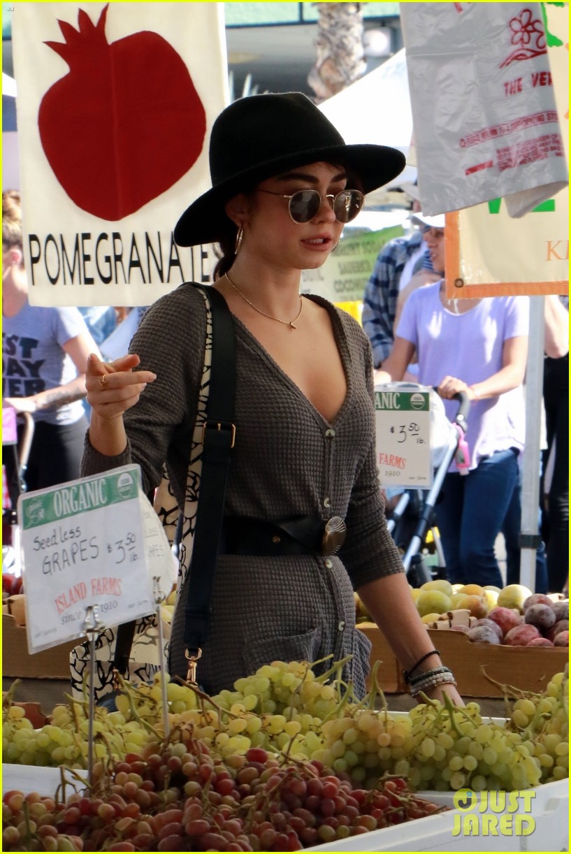 Sarah Hyland Picks Up Fresh Fruits & Veggies with Wells Adams | Photo