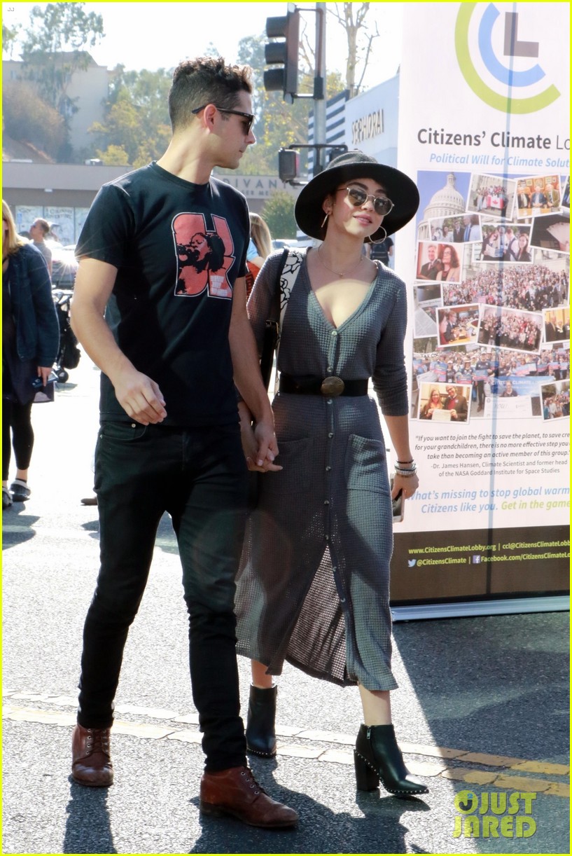 Sarah Hyland Picks Up Fresh Fruits & Veggies with Wells Adams | Photo