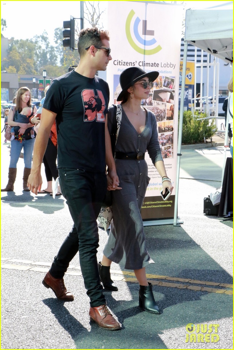 Sarah Hyland Picks Up Fresh Fruits & Veggies with Wells Adams | Photo