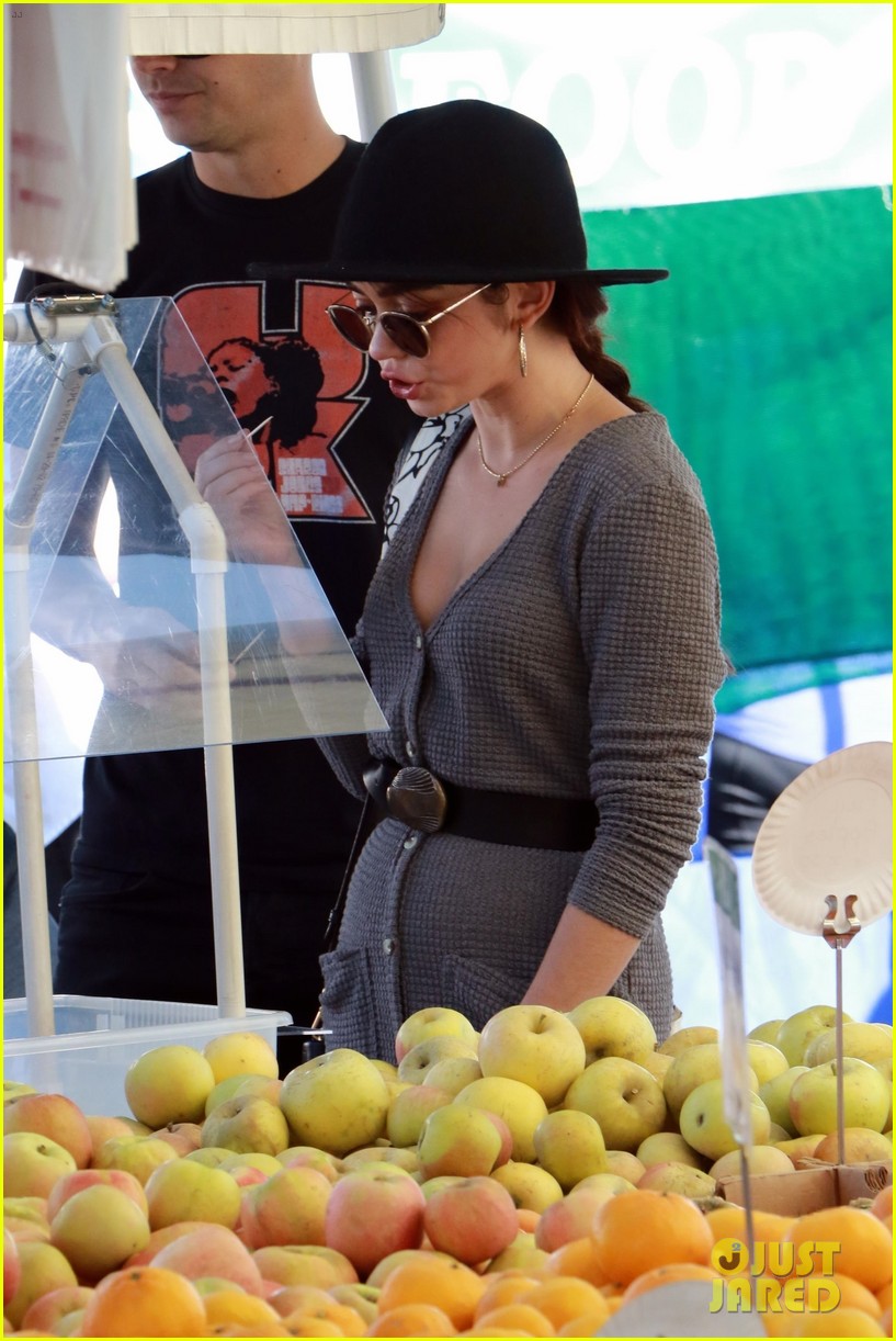 Full Sized Photo of sarah hyland wells adams farmers market 17 | Sarah