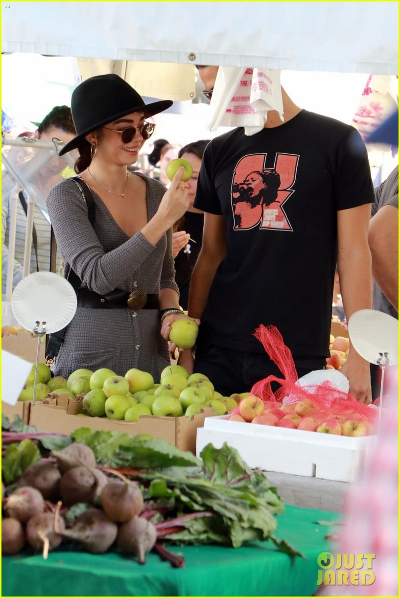 Sarah Hyland Picks Up Fresh Fruits & Veggies with Wells Adams | Photo