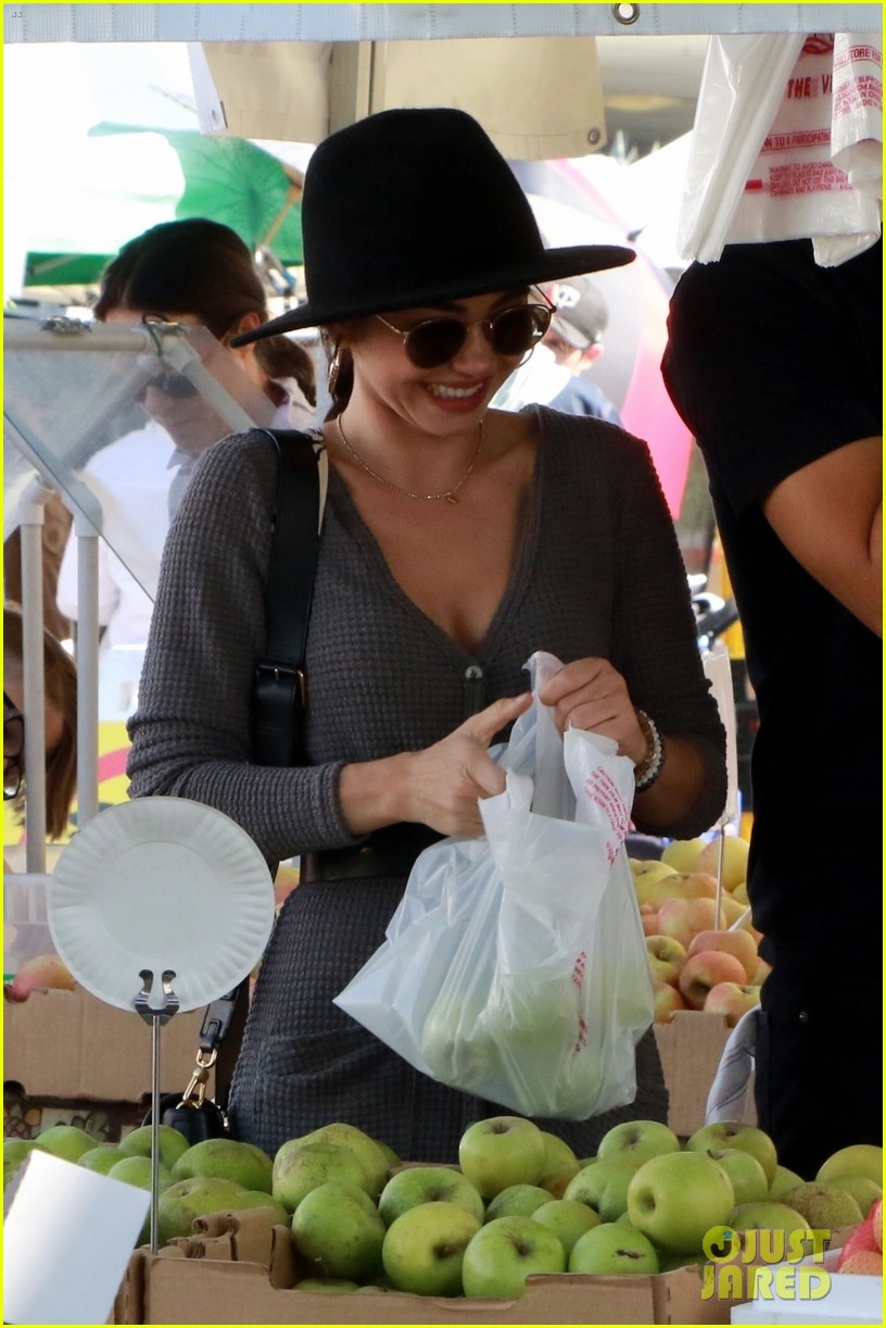 Full Sized Photo of sarah hyland wells adams farmers market 25 | Sarah