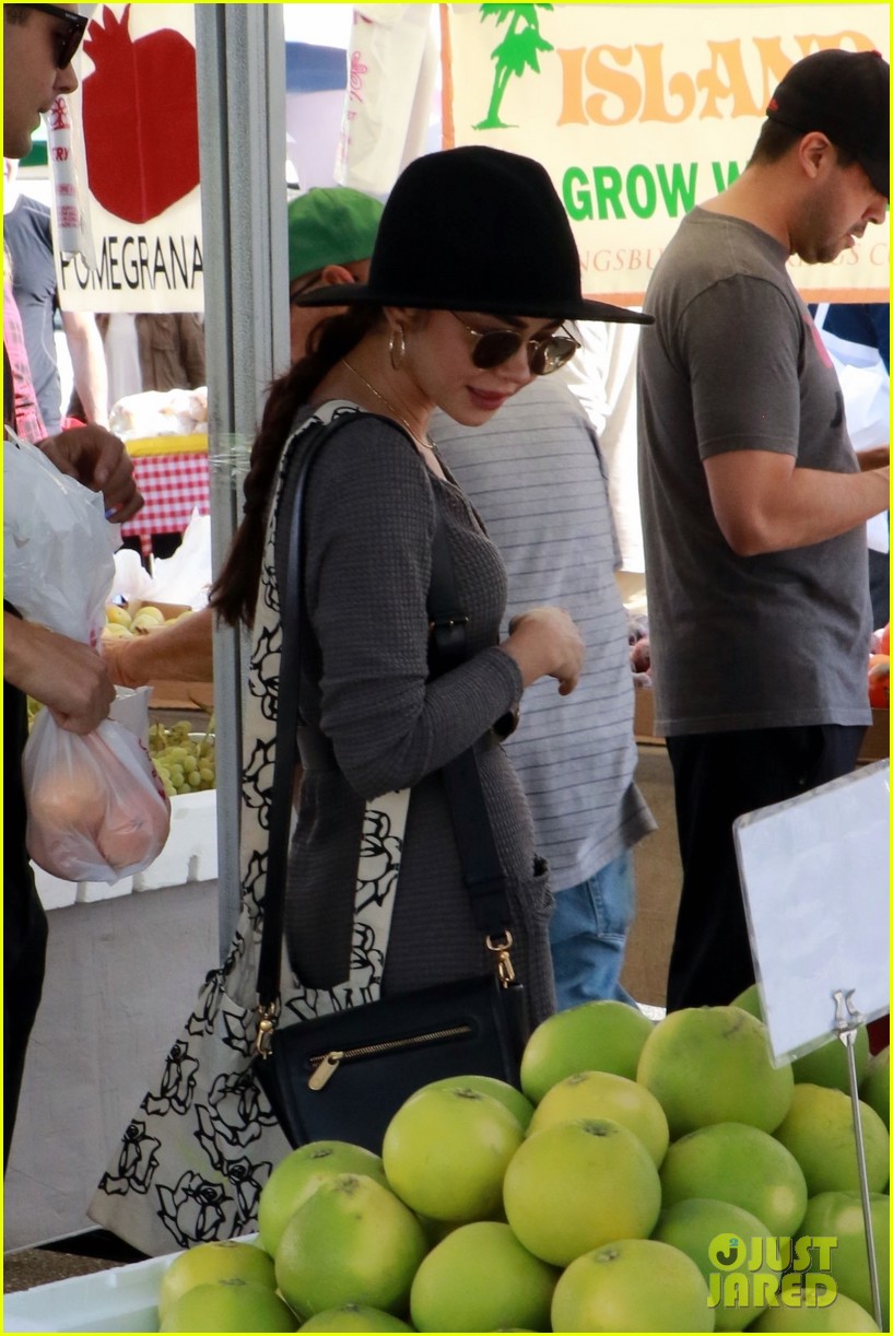 Full Sized Photo of sarah hyland wells adams farmers market 26 | Sarah