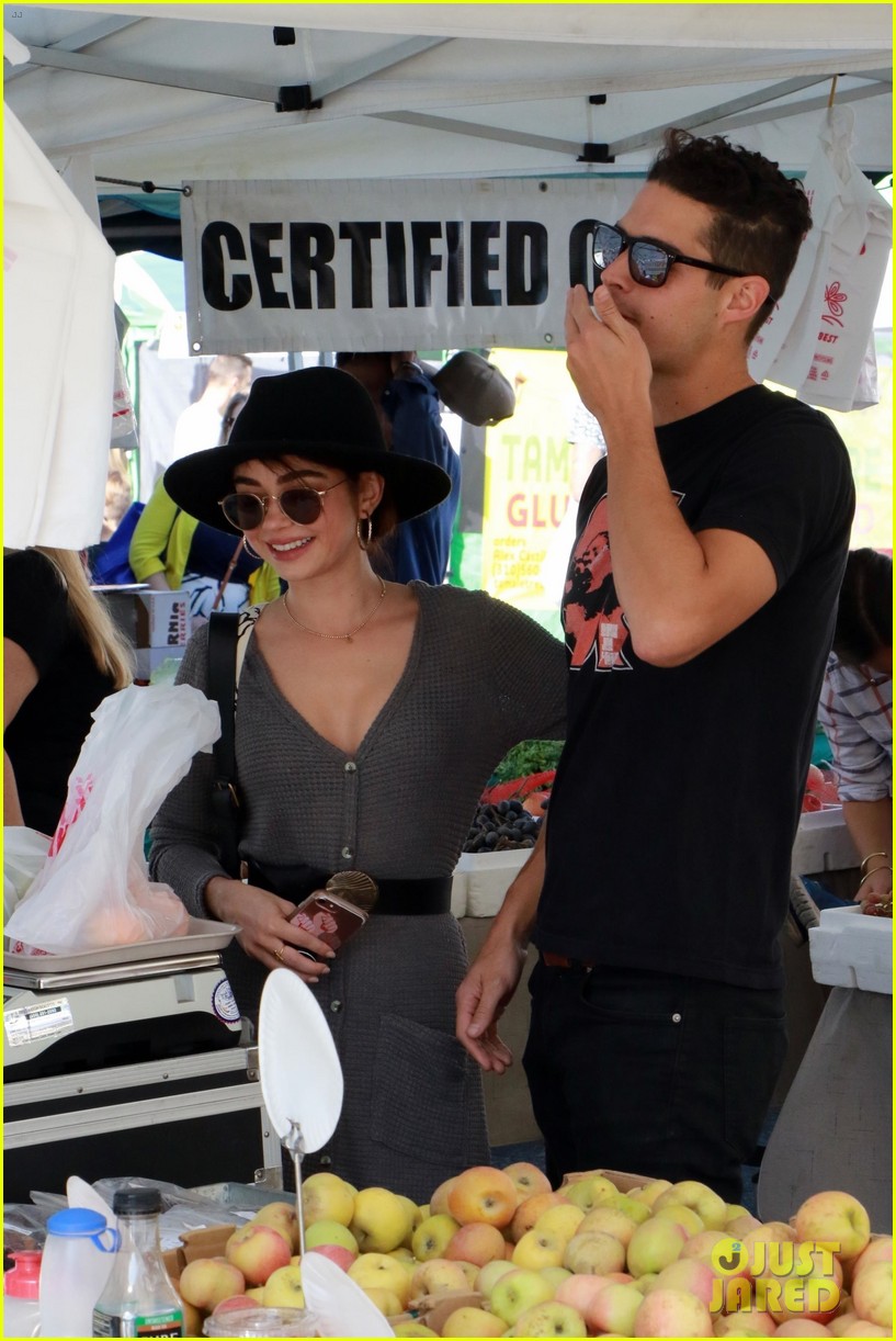 Full Sized Photo of sarah hyland wells adams farmers market 28 | Sarah