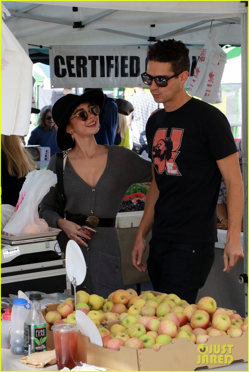 Full Sized Photo of sarah hyland wells adams farmers market 30 | Sarah