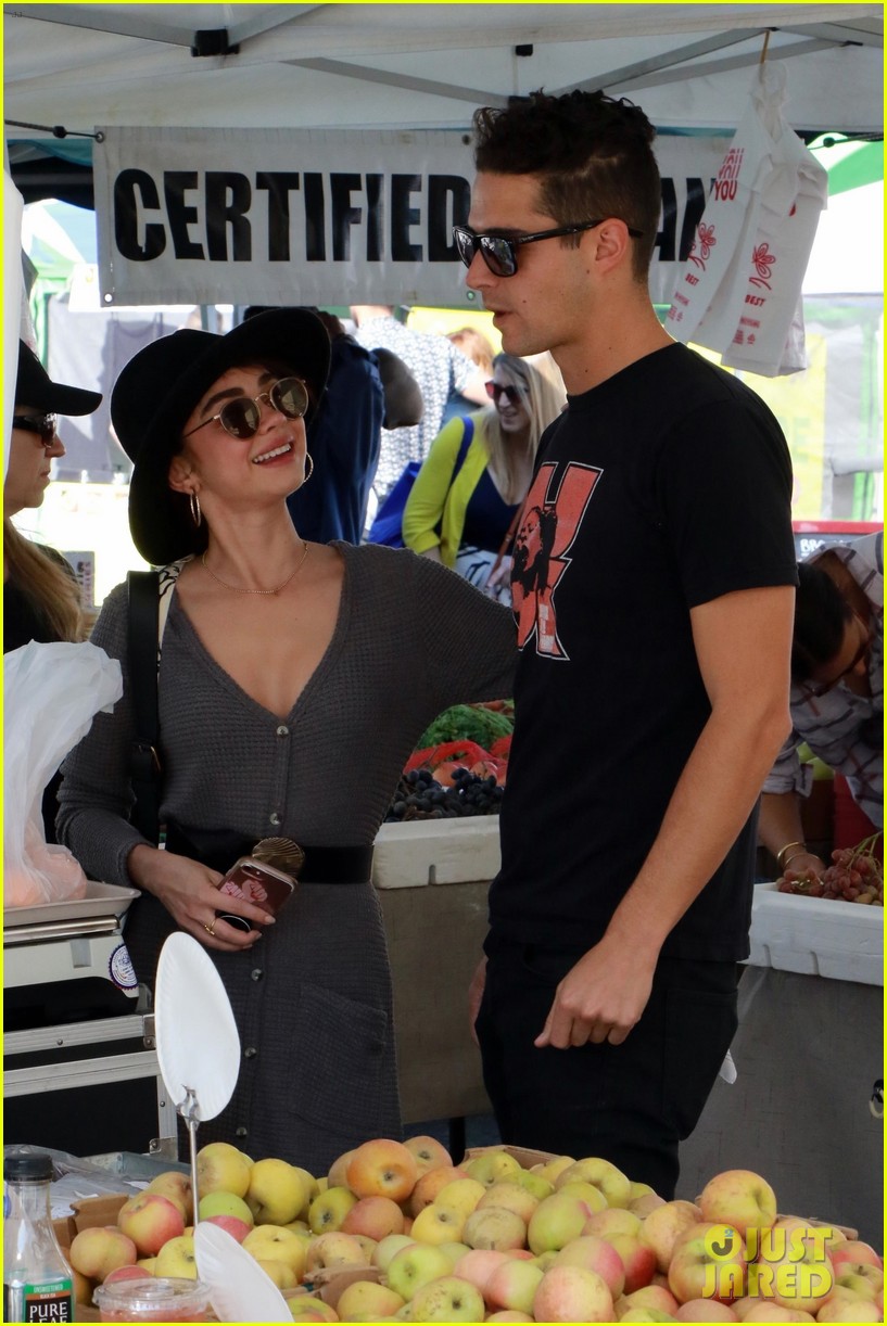 Full Sized Photo of sarah hyland wells adams farmers market 31 | Sarah