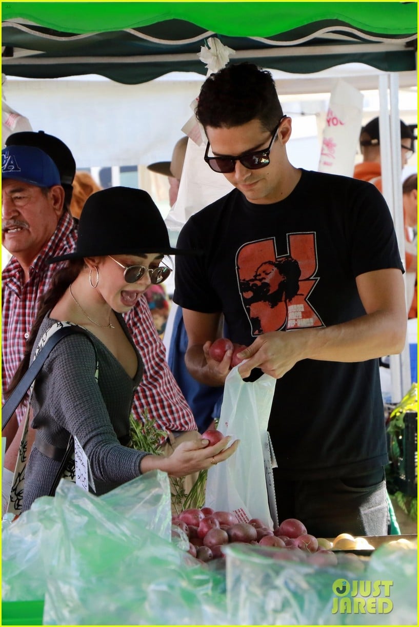 Full Sized Photo of sarah hyland wells adams farmers market 34 | Sarah