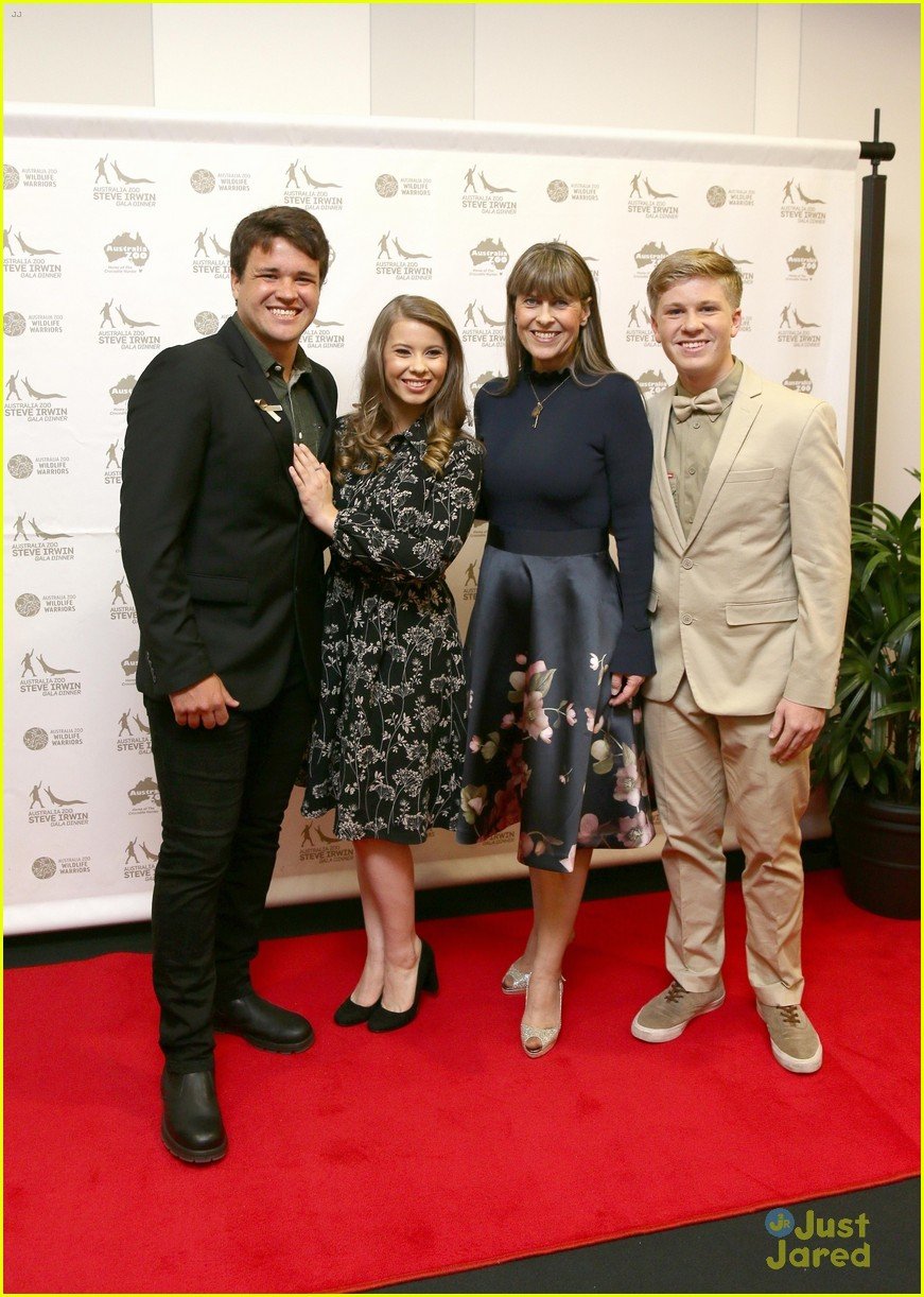 bindi irwin gala dinner family chandler 03