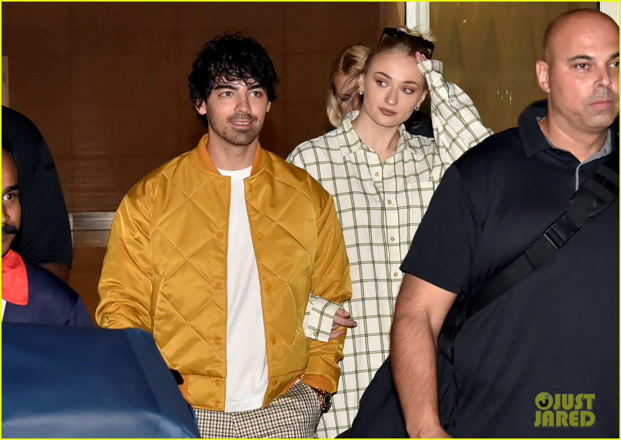 Sophie Turner & Joe Jonas Wear Traditional Indian Outfits for Nick ...