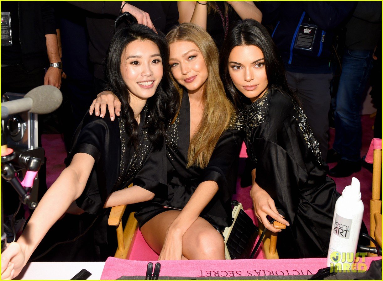 Full Sized Photo of kendall jenner bella hadid gigi hadid backstage(02)