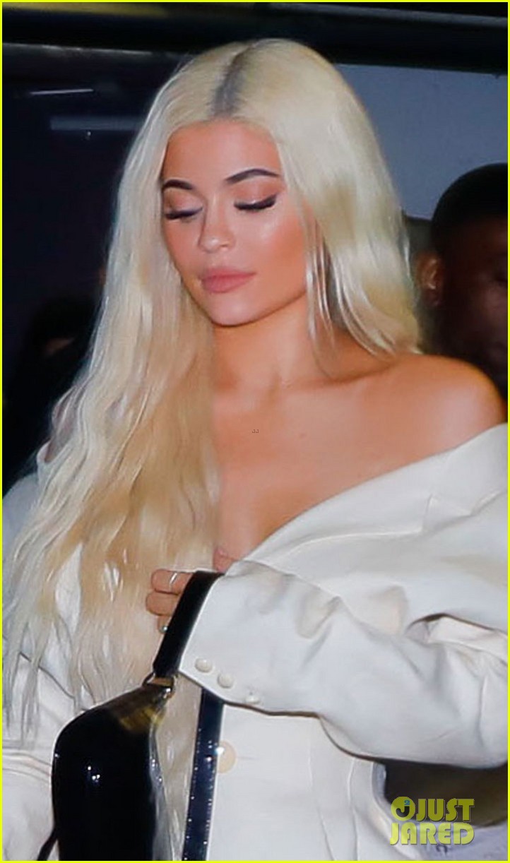 kylie jenner travis scott hold hands in miami 01