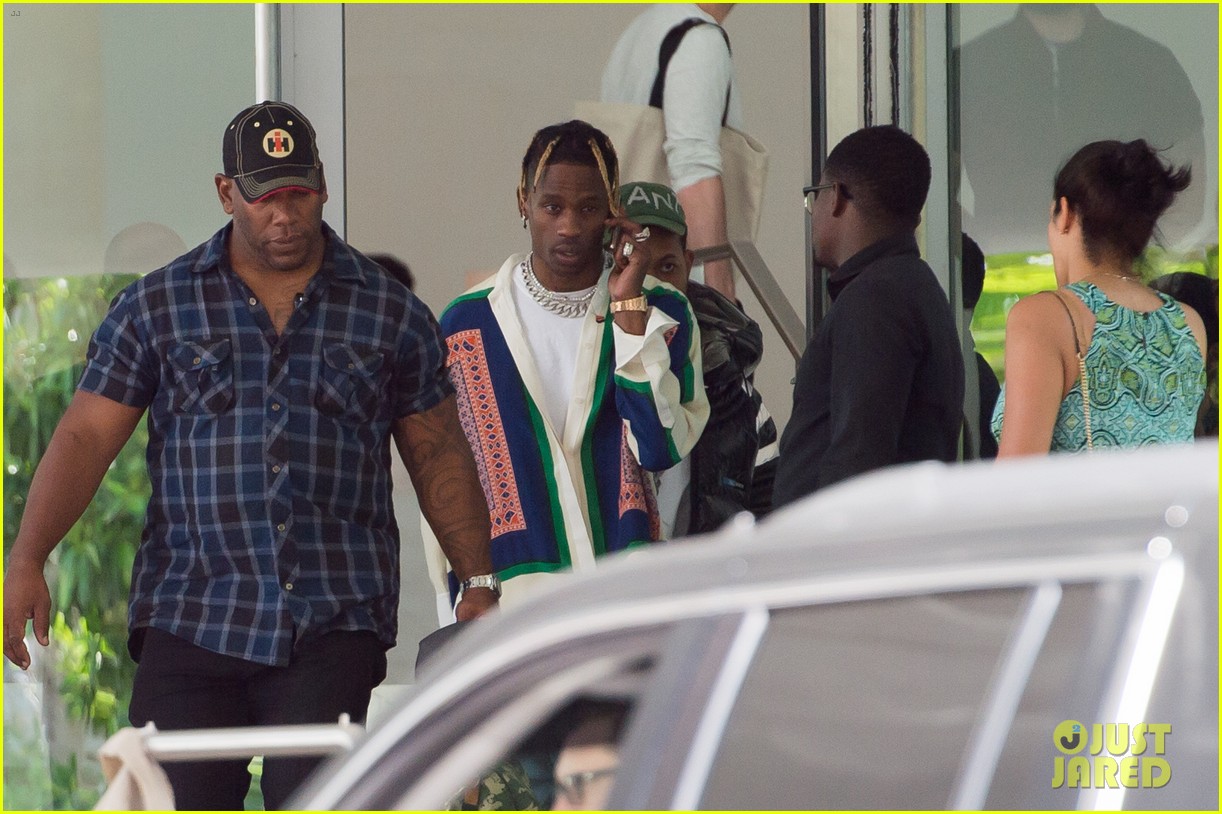 kylie jenner travis scott hold hands in miami 02