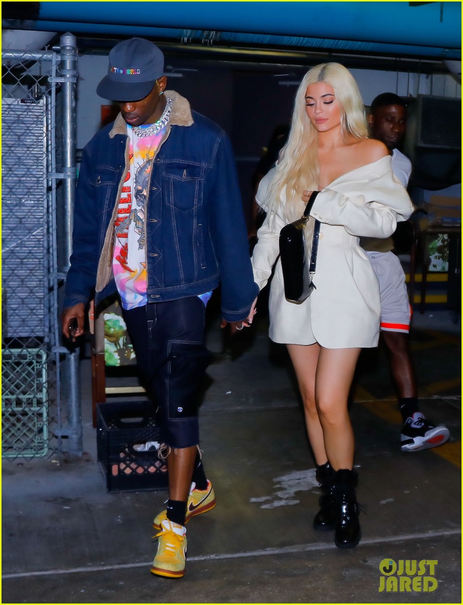 kylie jenner travis scott hold hands in miami 03