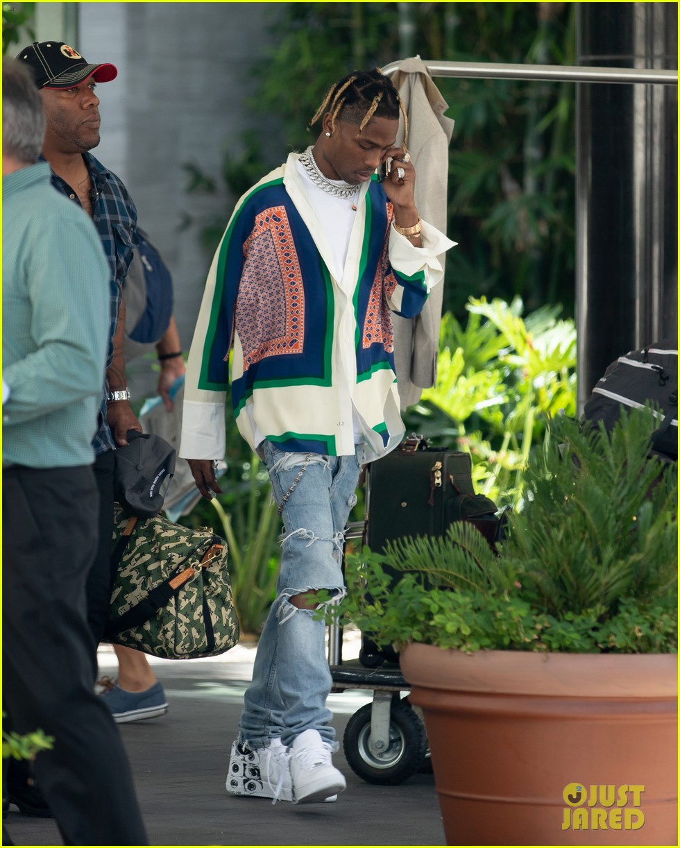 kylie jenner travis scott hold hands in miami 04