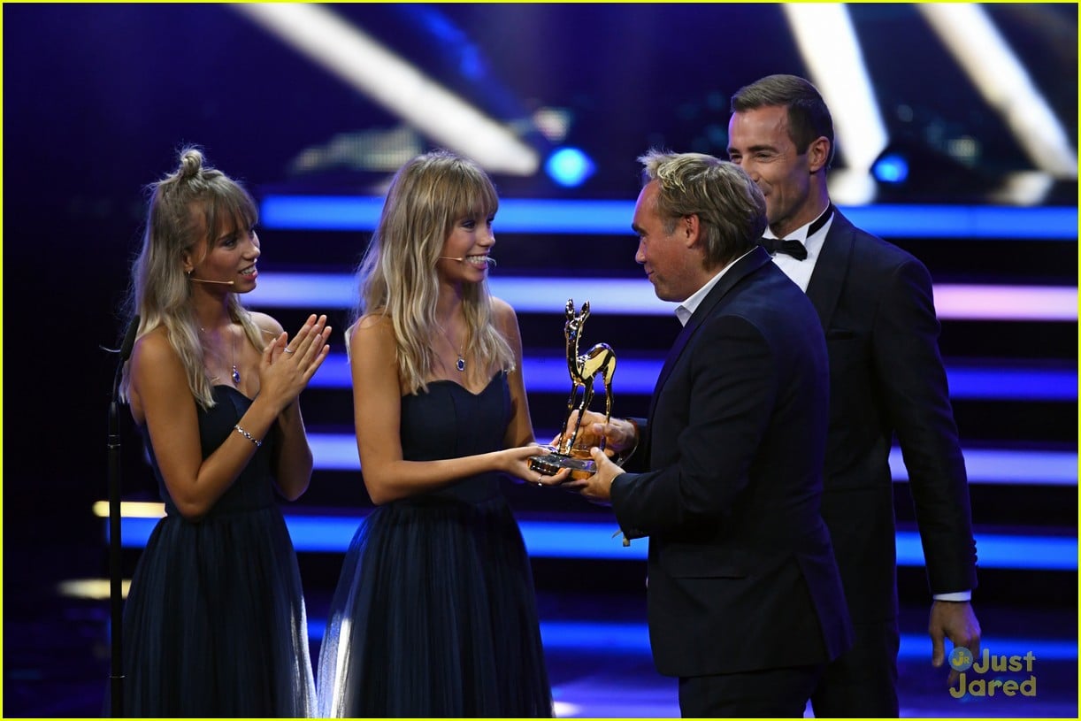 Lisa & Lena Mantler Match in Dark Blue at Bambi Awards 2018 | Photo