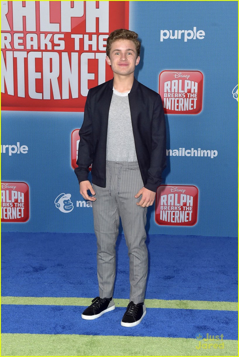 Full Sized Photo of olivia sanabia nikki hahn ralph premiere 30