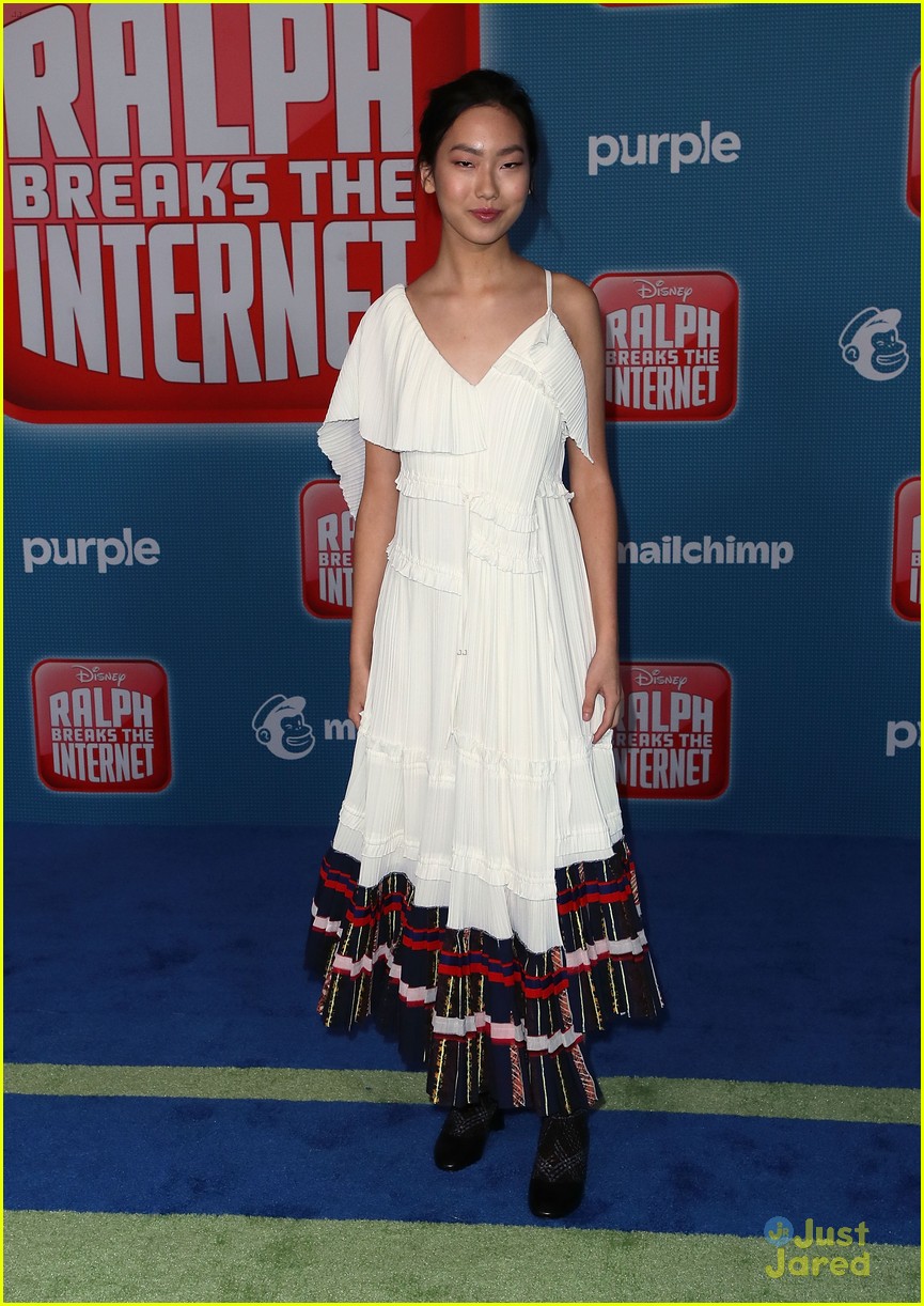 Full Sized Photo of olivia sanabia nikki hahn ralph premiere 32