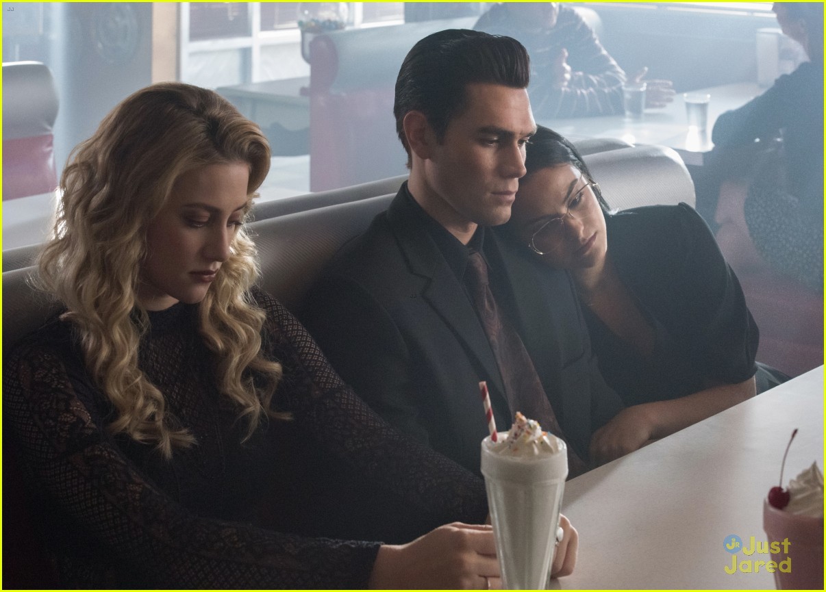 Riverdale Goes Back To The Past With Flashback Episode Tonight See The Pics Photo