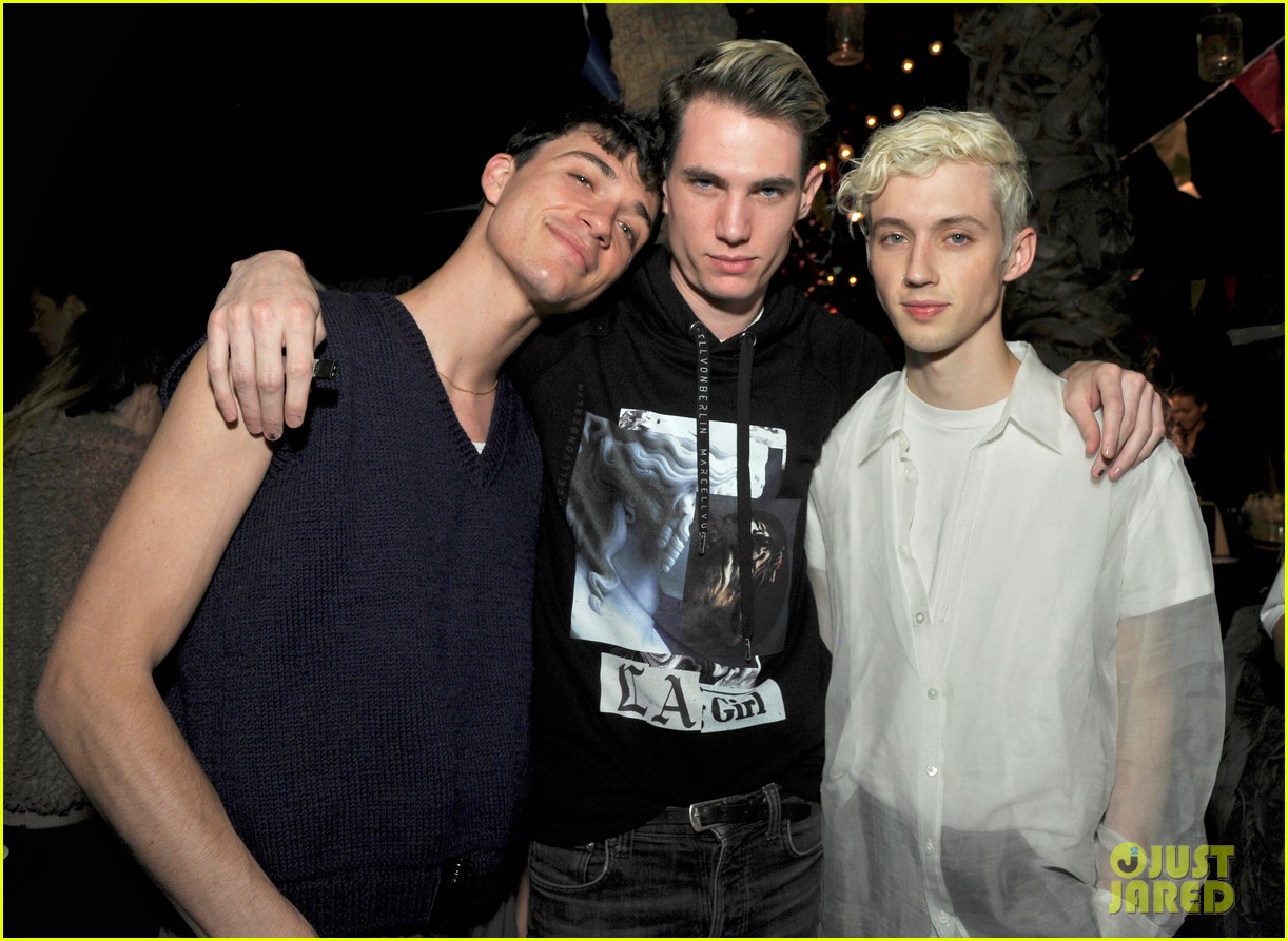 Full Sized Photo of troye sivan gives dreamy revelation performance on