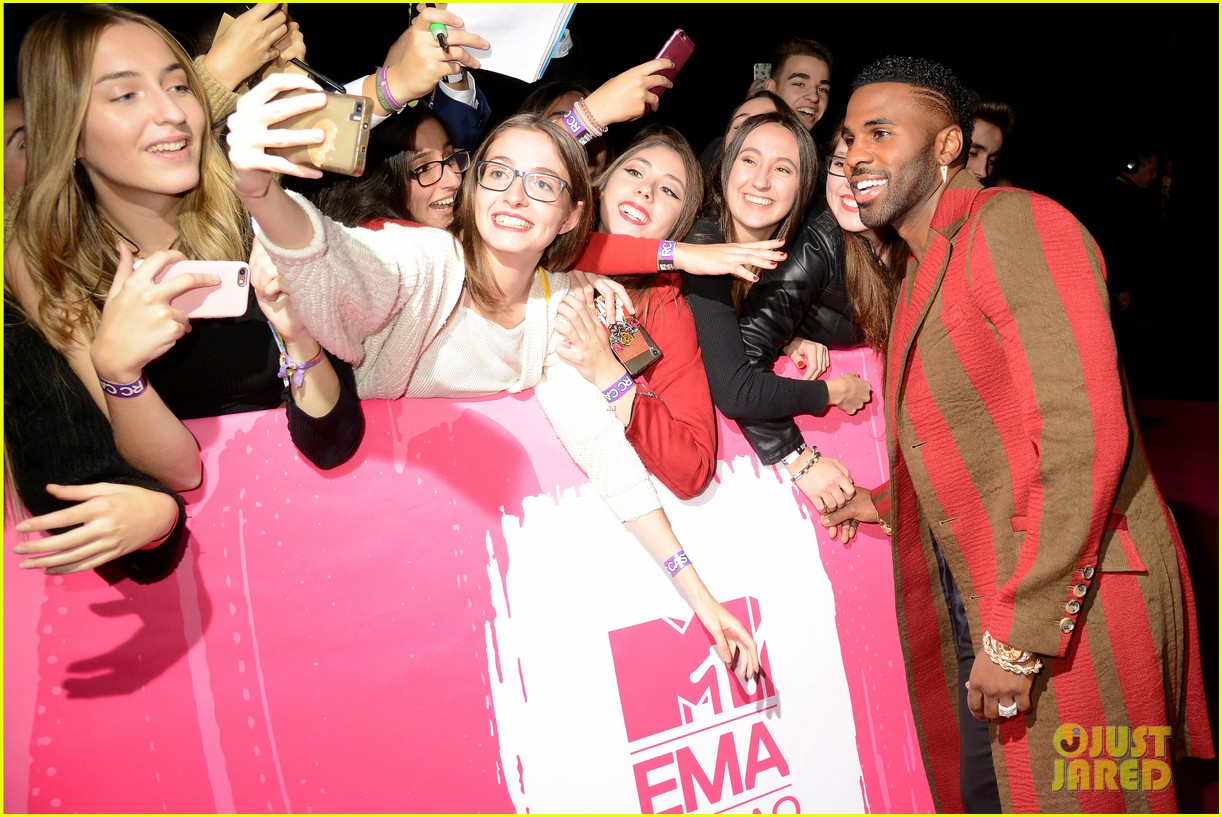 Sofia Reyes Reunites With Jason Derulo At Mtv Emas 2018 Photo