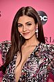 victoria justice dylan sprouse vs fashion show erika costell 02