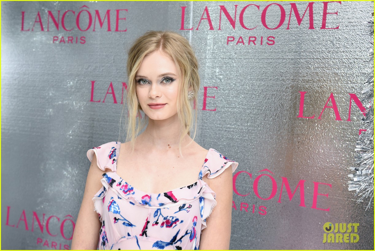 ariel winter and levi meaden join laverne cox at lancome and vogues holiday event 05