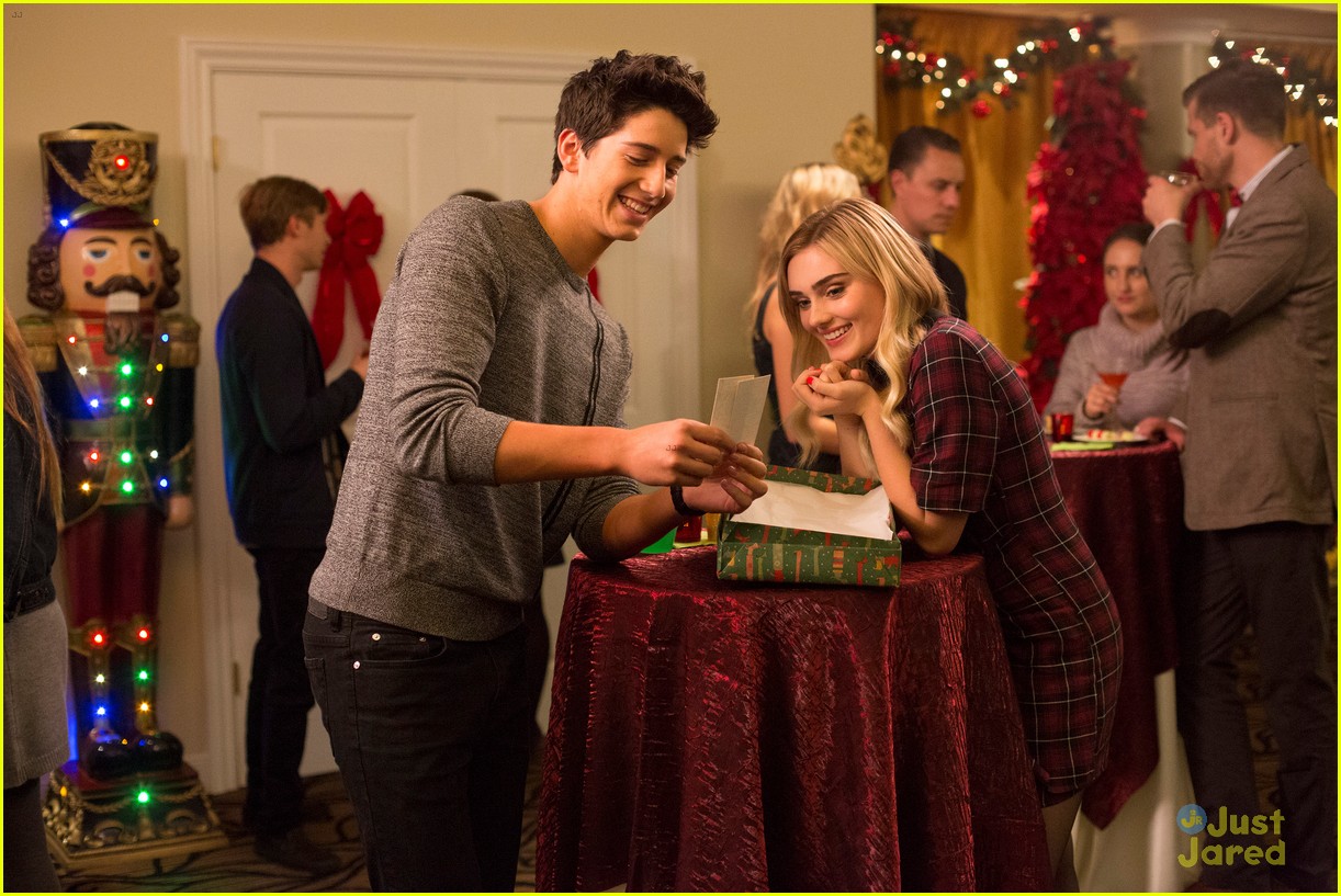 American Housewife Christmas Episode 2022 Taylor & Pierce Are The Cutest Christmas Couple On 'American Housewife':  Photo 1205571 | American Housewife, Meg Donnelly, Milo Manheim, Television  Pictures | Just Jared Jr.