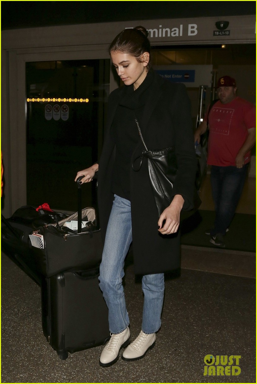 cindy crawford kids kaia presley gerber jet home from london 01