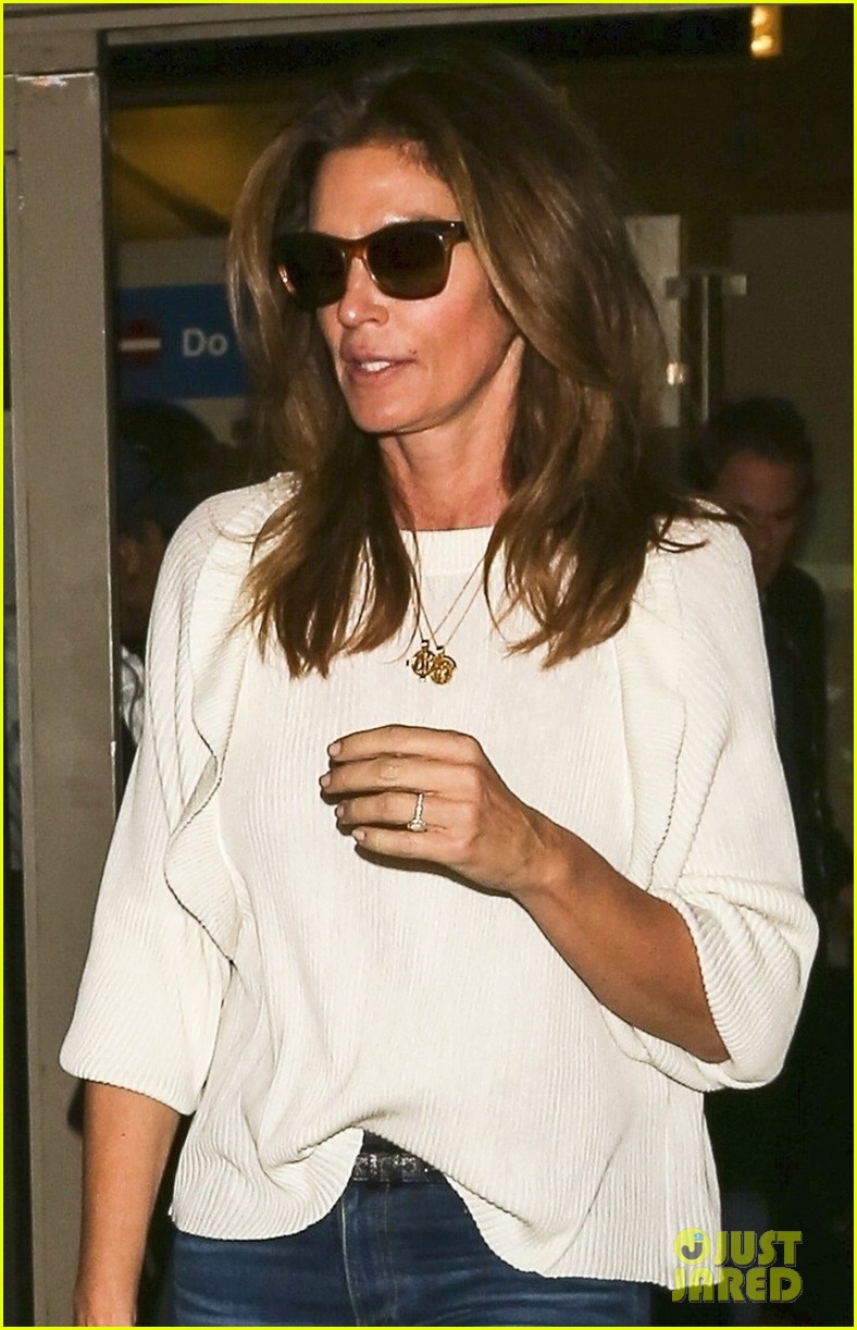 cindy crawford kids kaia presley gerber jet home from london 03