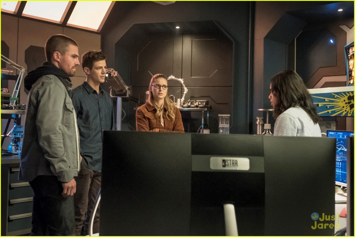 Barry And Oliver Seek Supergirl For Help In First Elseworlds Crossover Episode Photo 1204536 9466