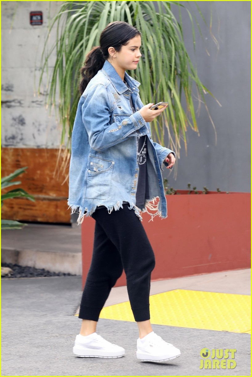 Selena Gomez Keeps It Comfy While Checking Out a Wedding Venue | Photo ...