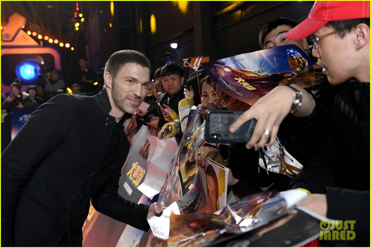Full Sized Photo of hailee steinfeld bumblebee beijing premiere 18