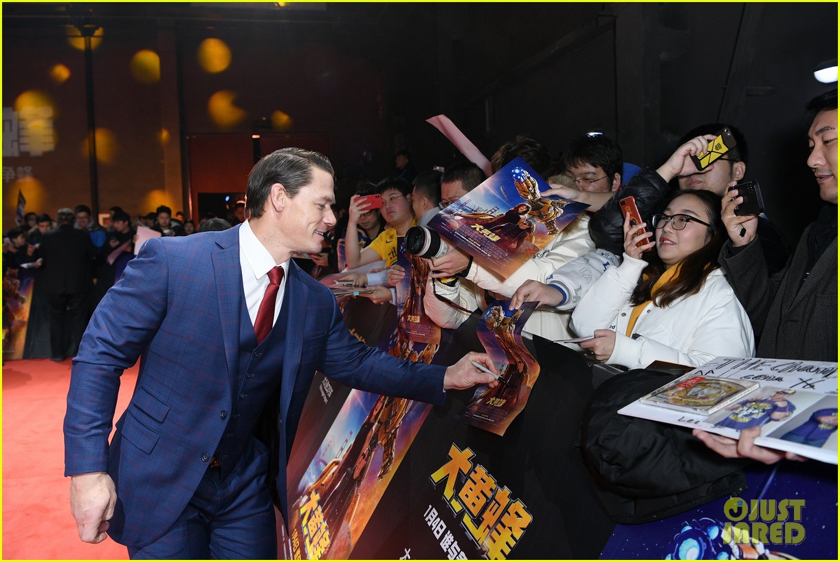 Full Sized Photo Of Hailee Steinfeld Bumblebee Beijing Premiere Hailee Steinfeld Rocks