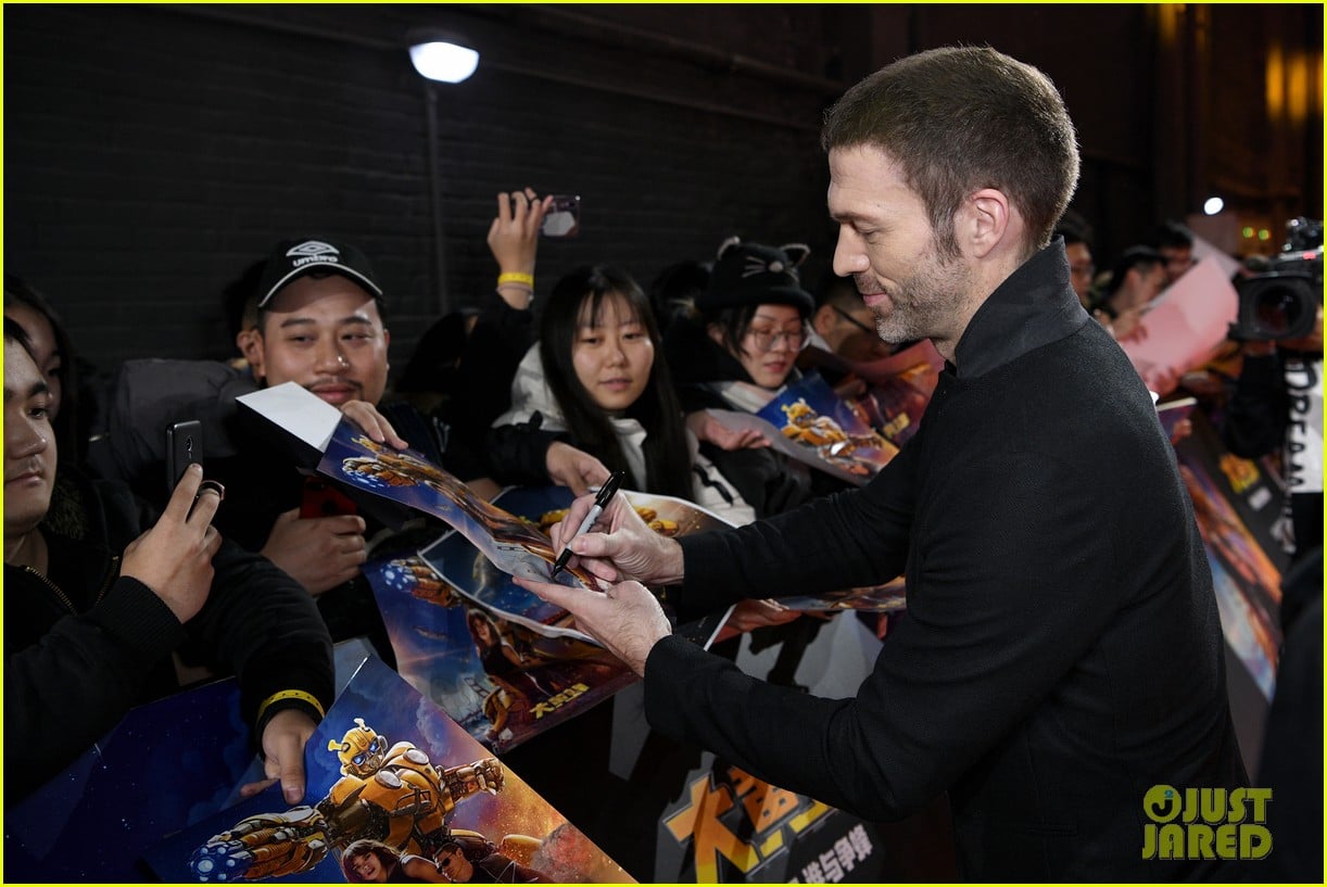 Full Sized Photo of hailee steinfeld bumblebee beijing premiere 29