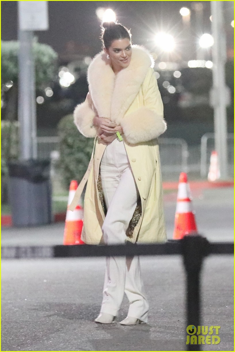 Full Sized Photo of kendall jenner bundles up for fleetwood mac concert