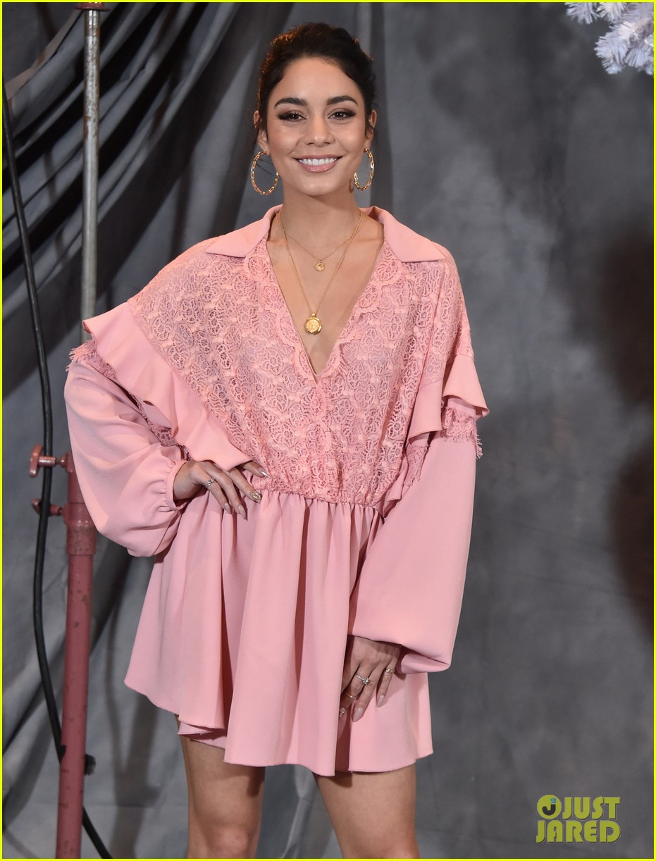 Full Sized Photo of jennifer lopez milo ventimiglia vanessa hudgens
