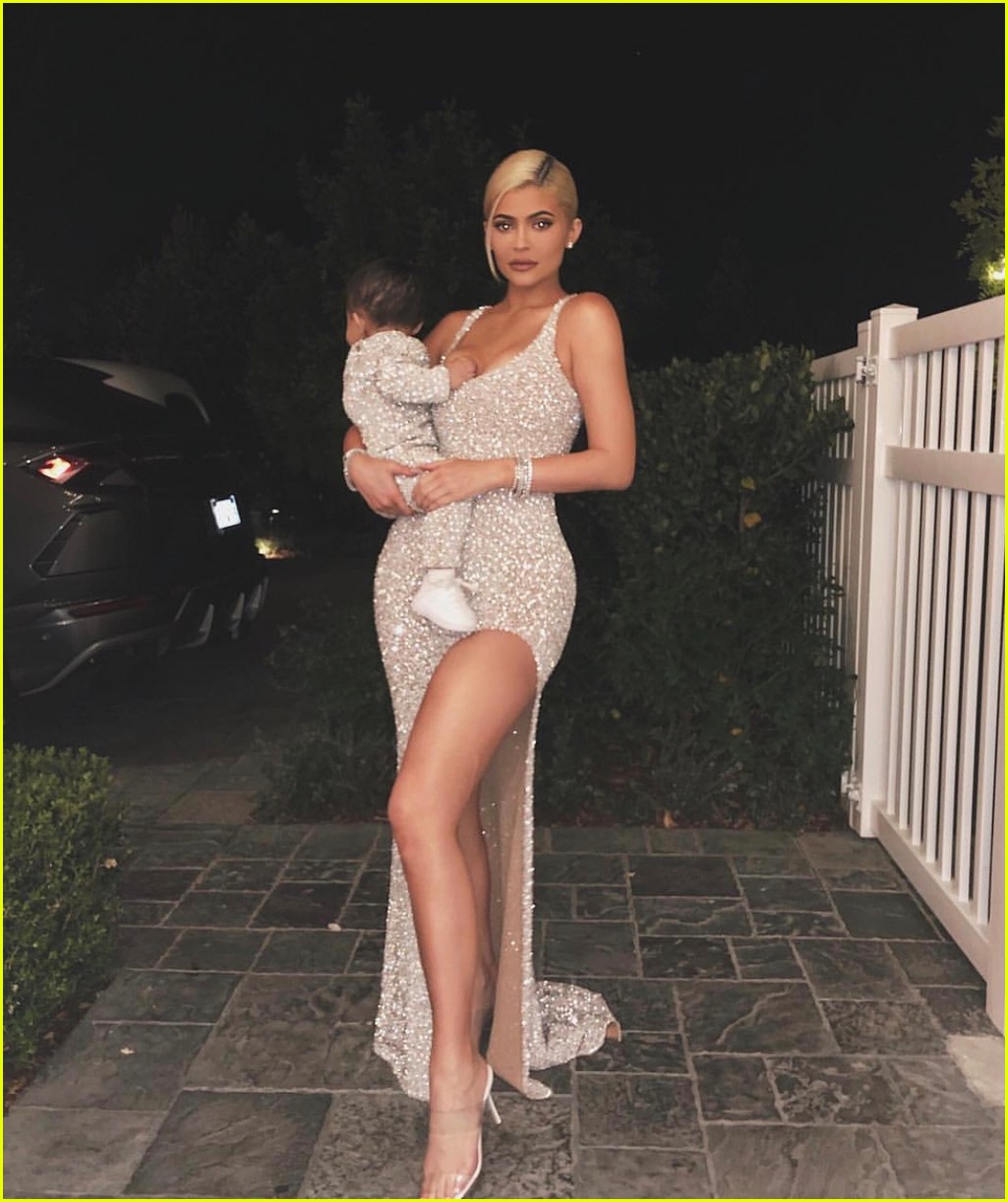 kylie jenner christmas eve party stormi webster 04
