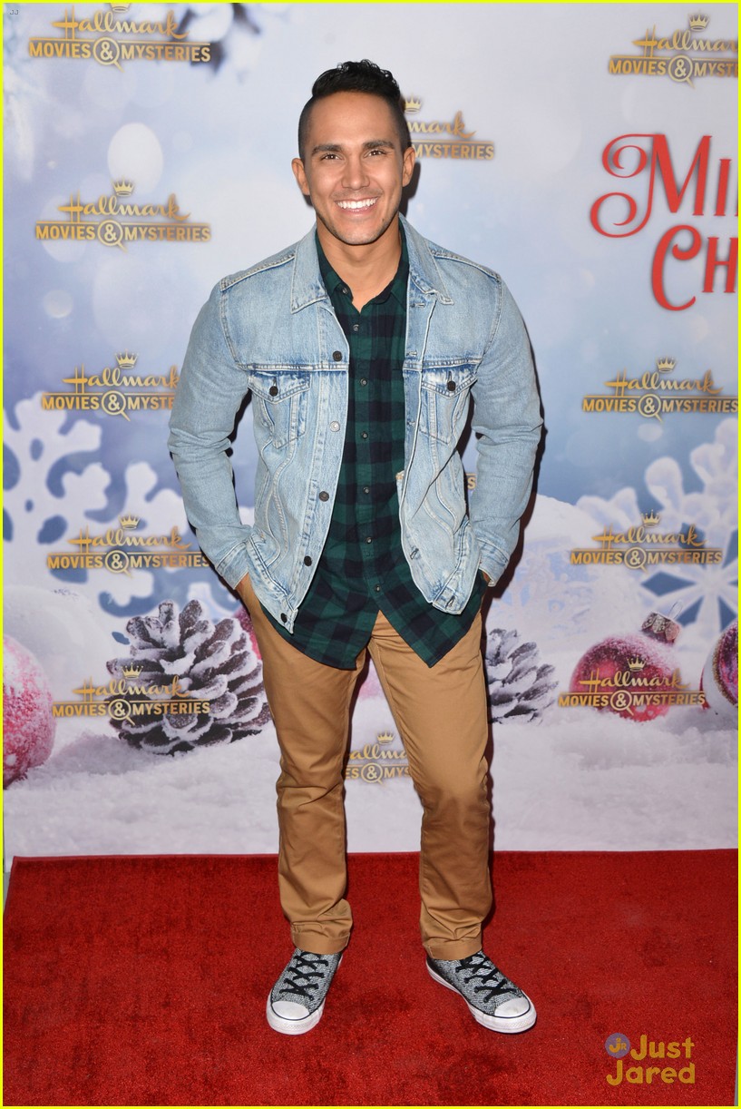 carlos alexa penavega hallmark christmas party 02
