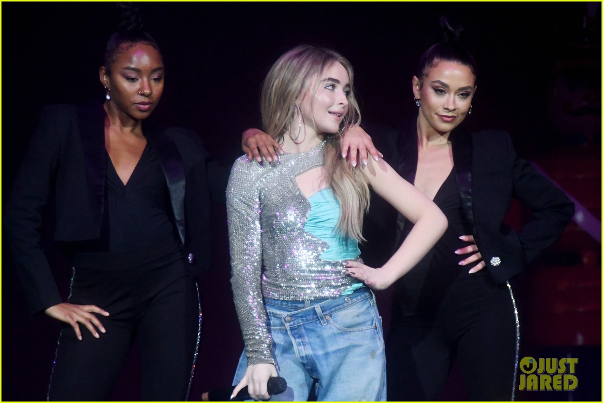 sabrina carpenter debuts new jingle ball outfit 09