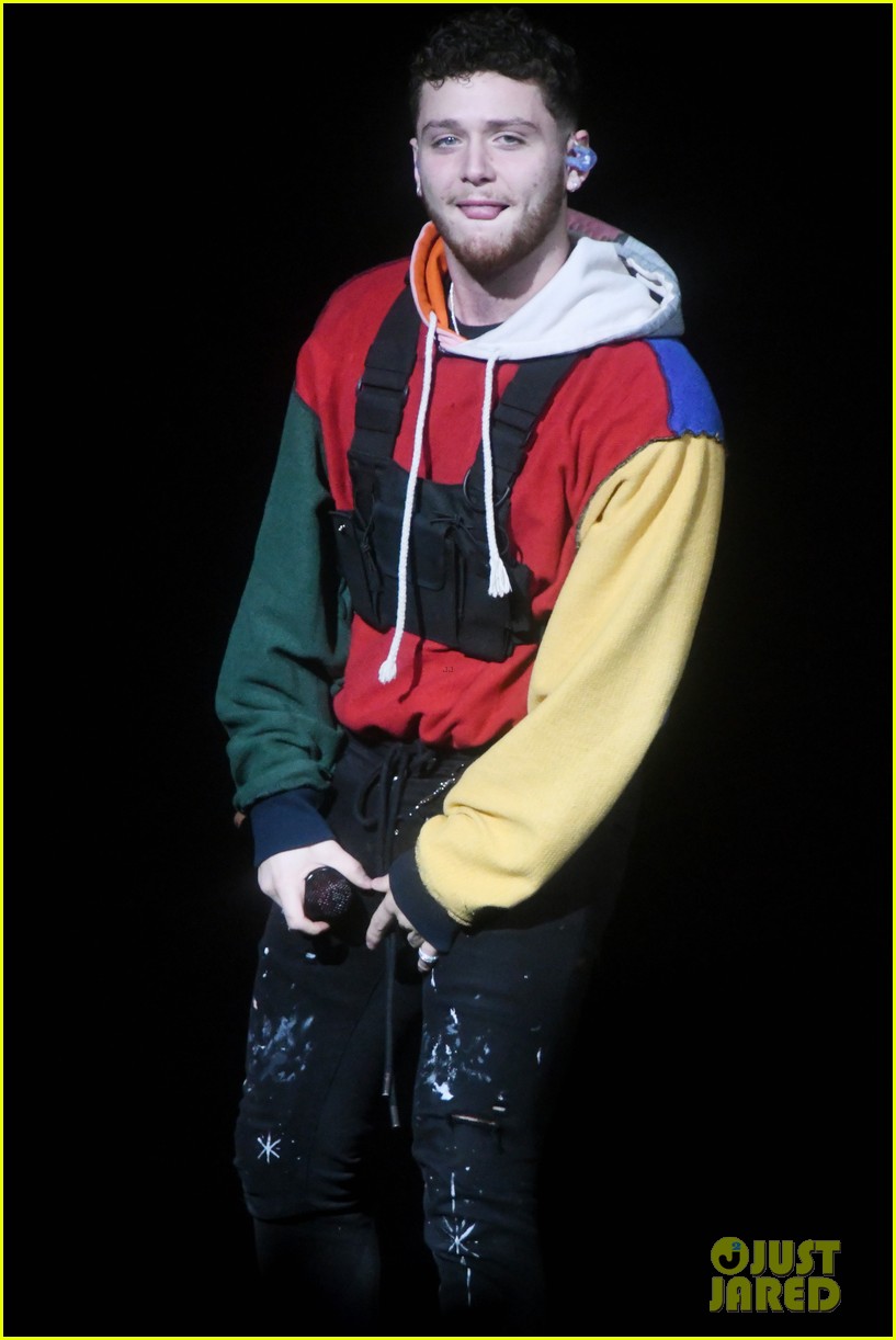 sabrina carpenter debuts new jingle ball outfit 12