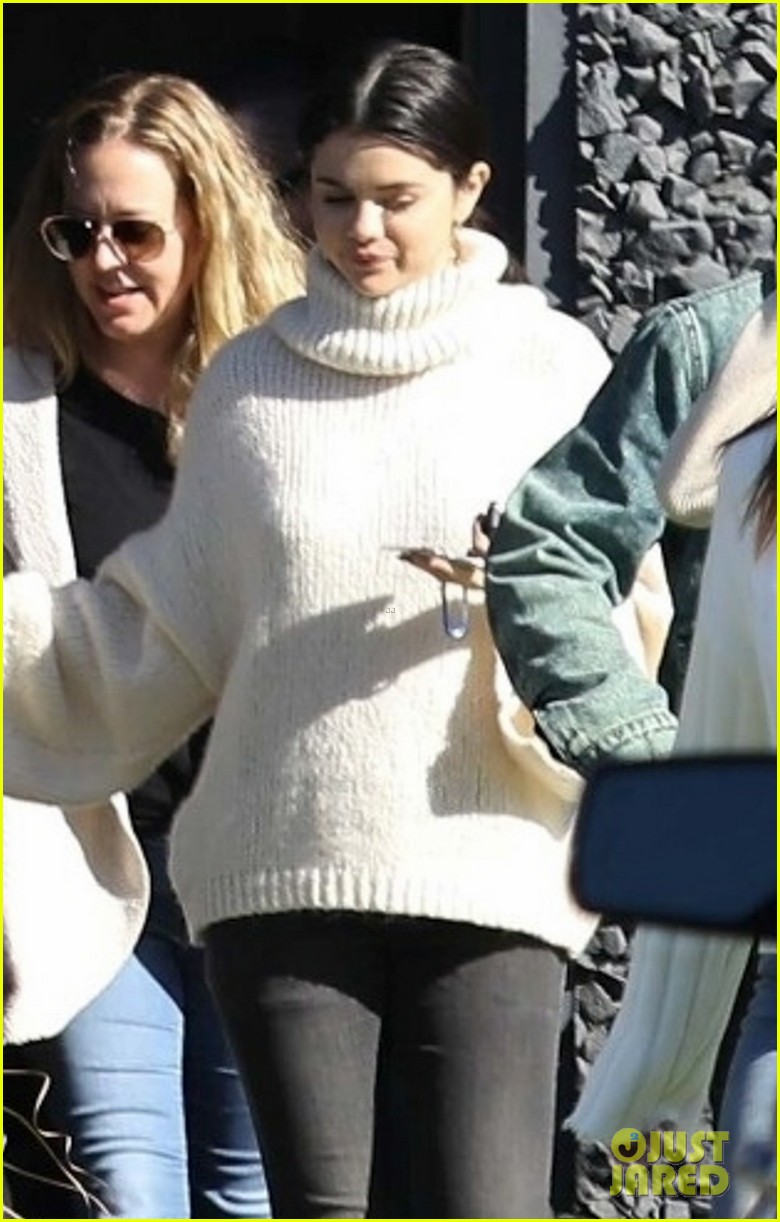 Selena Gomez Spends Quality Time With Friends to End 2018! | Photo