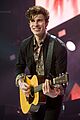 shawn mendes rocks out at 1035 kiss fm jingle ball chicago 02