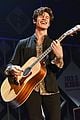 shawn mendes rocks out at 1035 kiss fm jingle ball chicago 14