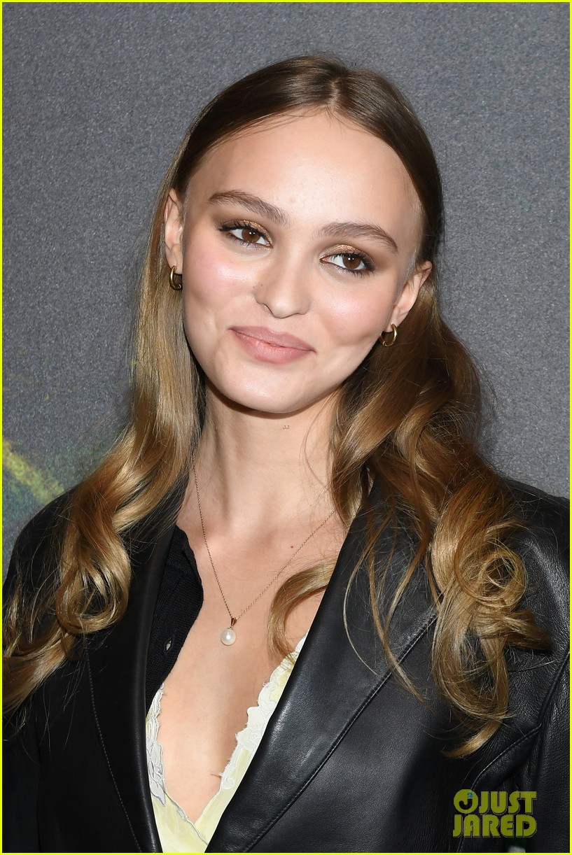 Full Sized Photo of lily rose depp savage premiere 05 | Lily-Rose Depp ...