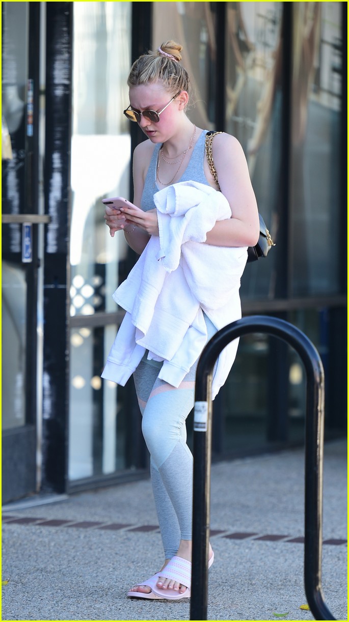 Elle And Dakota Fanning Step Out On Separate Coasts Photo 1209766 Photo Gallery Just Jared Jr 0247