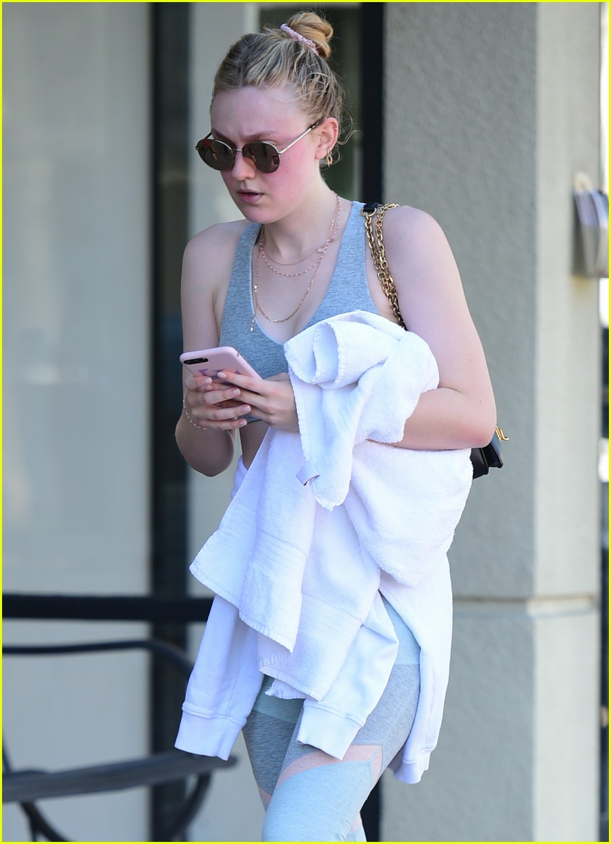 Elle And Dakota Fanning Step Out On Separate Coasts Photo 1209768 Photo Gallery Just Jared Jr 9894