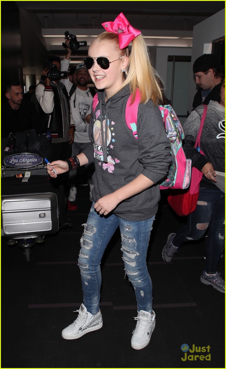 JoJo Siwa Reveals Why She Ignores Her Haters & Puts Her Focus On Those